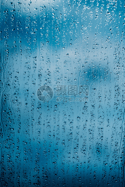 窗户上有雨滴图片