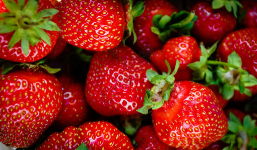 供市场销售的新鲜草莓图片