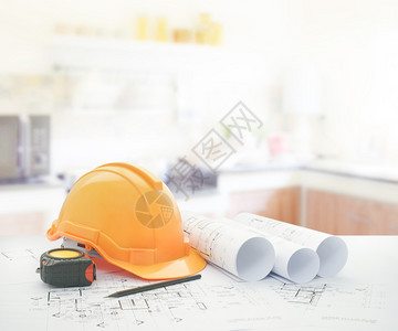 建筑蓝图带有安全头盔和现代厨房内部工具的安全头盔和工具图片