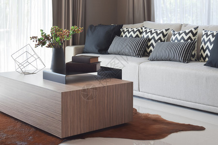 时髦的客厅设计在舒适的沙发上用灰色带条纹的枕头设计图片