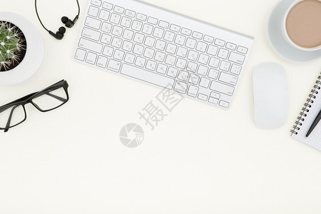 白色办公桌配有膝上型电脑咖啡和用品的杯子带键盘的办公空间带膝上型电脑的白色办公桌咖啡和用品的杯子带有复制空间的顶端视图图片