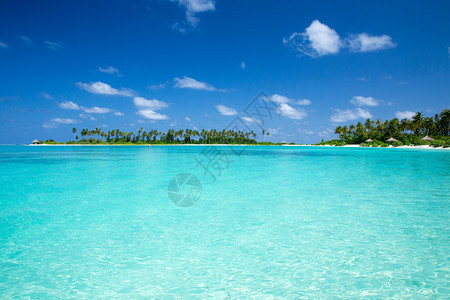 具有白沙滩和海的马尔代夫热带岛屿图片