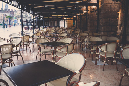 法国巴黎咖啡厅露台的街道视图带有空桌椅和图片