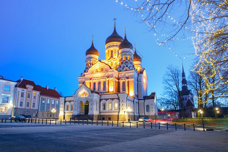 亚历山大内夫斯基教堂晚上在塔林俄罗斯东正教亚历山大内夫斯基教堂和圣诞节晚上照亮爱沙尼亚塔林图片