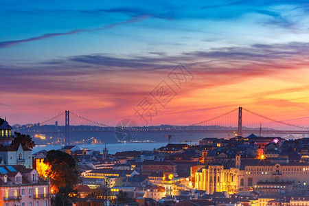 葡萄牙日落时里斯本历史中心葡萄牙塔古斯河和西风日落时25德阿布里尔桥斯本图片