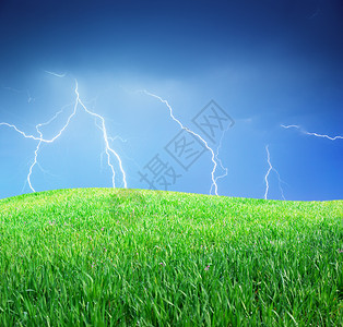 闪电和绿草地自然构成图片