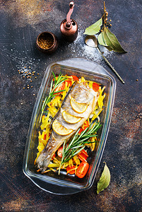 鱼烤和盘子里蔬菜图片