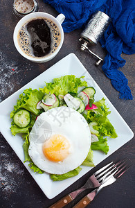 早餐盘炒鸡蛋和新鲜沙拉图片