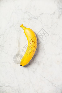 白大理石桌上的香蕉图片