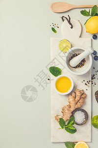 灰混凝土底料橄榄油草药和香料织食素和健康烹饪概念图片