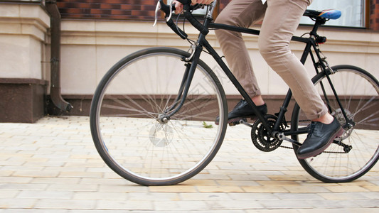雄脚转回自行车踏板的近距离图像雄脚转回自行车踏板的近距离照片图片