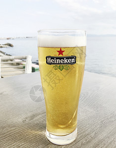 保加利亚Pomorie2018年5月9日荷兰酿酒公司生产的海尼根拉格啤酒海尼根以绿色瓶子和红星的标志闻名图片