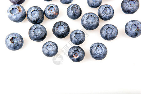 在白色背景上孤立的蓝莓图片