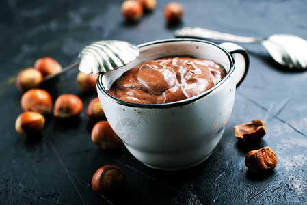 巧克力豆胡桃酱自制的或热巧克力加果和棒背景