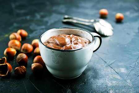 胡桃酱自制的或热巧克力加果和棒图片