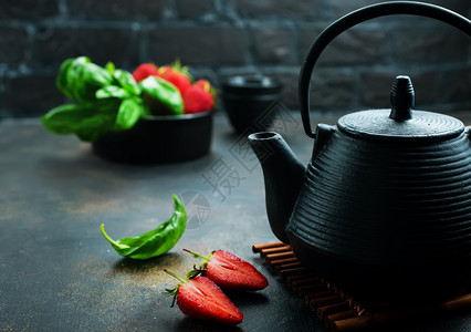 茶壶加新鲜的面包和草莓新鲜的药茶图片