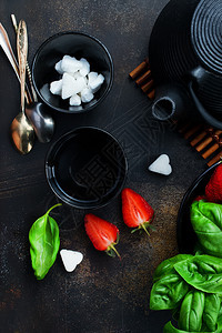 茶壶加新鲜的面包和草莓新鲜的药茶背景图片