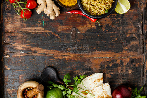 旧木本底的食谱玉米面包和烹饪材料平地健康的素食品和烹饪概念图片