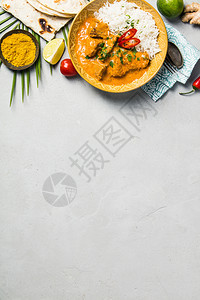 具有大米和混凝土背景原料的传统咖喱图片