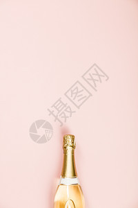粉红色背景的香槟酒瓶顶视复制空间平坦的庆典图片