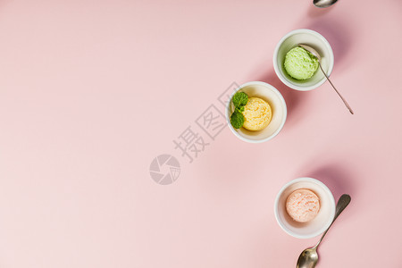 白碗中的冰淇淋顶端景象以粉红色破旧的古董为背景粉色草莓黄芒果或香蕉绿石灰茶或活塞各种冰淇淋图片