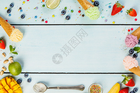 松果茶石灰和黄芒果蓝木本底的香蕉布置夏季和甜菜单概念平坦背景图片