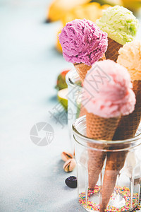 粉红色草莓紫蓝绿色松果茶石灰和黄芒果蓝木本底的香蕉布置夏季和甜食菜单概念各种冰淇淋图片