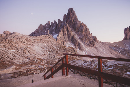 意大利多洛米人阿尔卑斯山意大利拉瓦雷多黄昏之光的全景图片