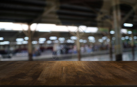在抽象模糊的bokehbackg面前的空黑木桌在餐厅的抽象模糊背景面前的空黑木桌可以用于显示或对您的产品进行蒙合图片