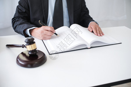 法律顾问向客户提出与手架和法律司和师概念司法与律师概念向客户提出与委托人签订的合同图片