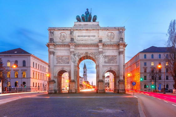 在德国慕尼黑的夜幕下西格斯托胜利门德国慕尼黑的西格斯托胜利拱门在德国慕尼黑的晚上蓝色时分以狮子海雕像加冕的巴伐利亚雕像加冕图片