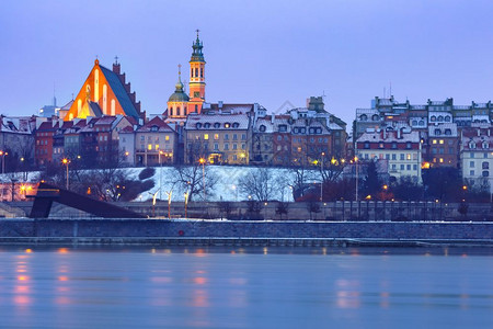 晚上在波兰华沙的老城和河水活管晚上蓝色时间在波兰华沙的Vistula河有反射的老城图片