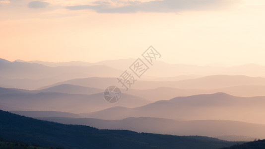 山地休眠太阳升起的山地层景观全图片