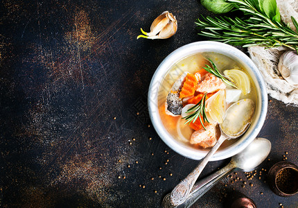 鱼汤碗鲑和绿菜新鲜汤图片