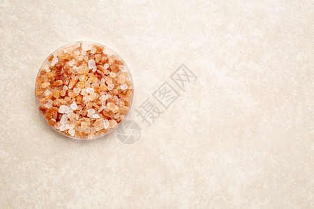 粉红色喜马拉雅盐粉红色喜马拉雅盐的粗晶圆碗中粉红色喜马拉雅盐背景图片