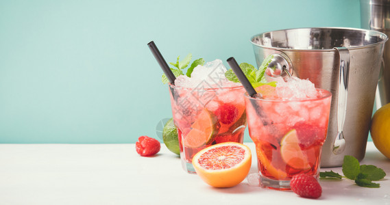 红酒加冰鸡尾做吧工具草莓石灰橙子和薄荷叶蓝底草莓莫吉托图片