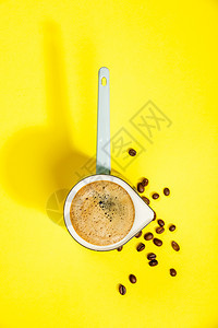 具有创意的平板铺在黄色背景的蓝土木锅中咖啡文本空间黄色背景的咖啡图片