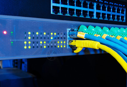 网络服务器关于技术概念黑背景的面板数据室的开关和接线电缆背景