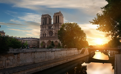 法国巴黎圣母院明图片