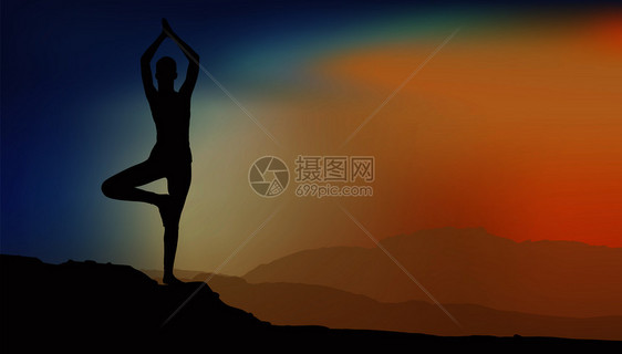 年轻苗头女孩在山上日出的背景下做瑜伽站在一条腿上做瑜伽女孩图片