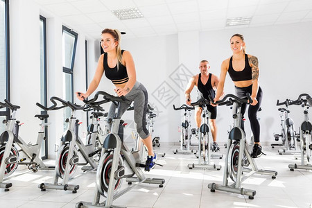 美女们在健身房骑动感单车锻炼图片