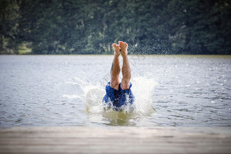 年轻人潜入湖中漫不经心冒风险的跳水暑假危险户外活动图片