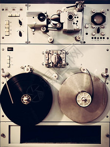 古董录音机配有胶带卷和开关古董电影业录音机和胶带图片