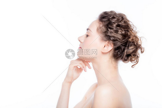一位美丽的年轻女触摸下巴的肖像皮肤和健康侧视美丽的年轻女触摸下巴图片
