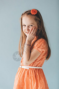 穿着可爱的橙色裙子笑的无忧虑年轻女孩快乐的子穿着可爱的橙色花朵无忧虑年轻女孩图片