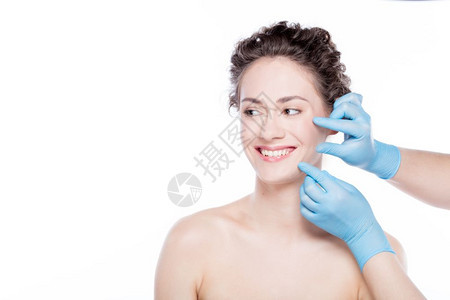 在整形手术前进行皮肤检查的微笑妇女面部矫正概念在整形手术前进行皮肤检查的微笑妇女图片