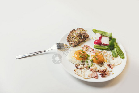 健康素食早餐在白色盘子上含有炸鸡蛋和新鲜蔬菜健康素食早餐在白色盘子上图片