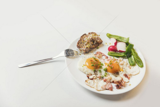 健康素食早餐在白色盘子上含有炸鸡蛋和新鲜蔬菜健康素食早餐在白色盘子上图片