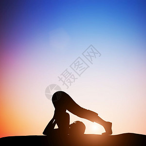 瑜伽中的女人在日落时装成冥想图片