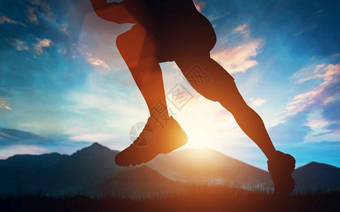 日落时人们在山上奔跑近距离接户外体育活动日落时人们在山上奔跑图片